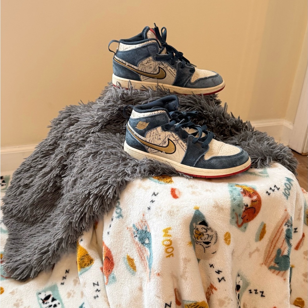 Nike Kids Navy and Cream Sneakers